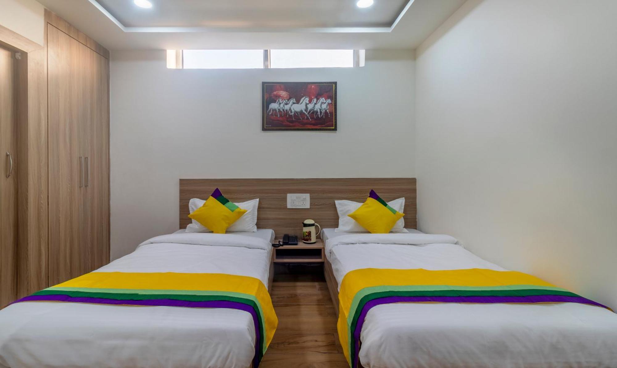 Itsy Hotels Krishna Residency, Govardhan Chauraha Mathura Exterior photo